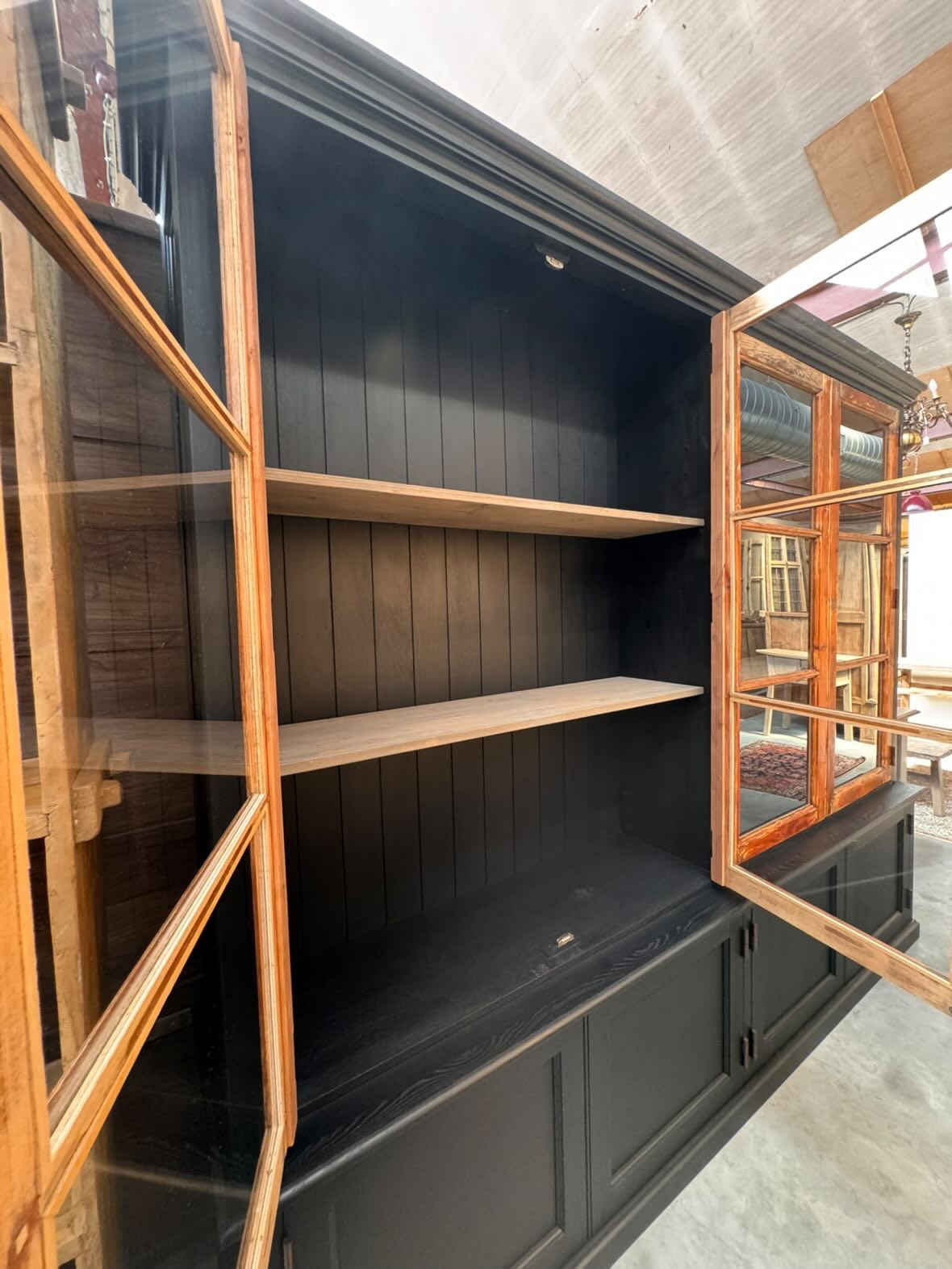 Display cabinet (50 x 277 x 242 cm)