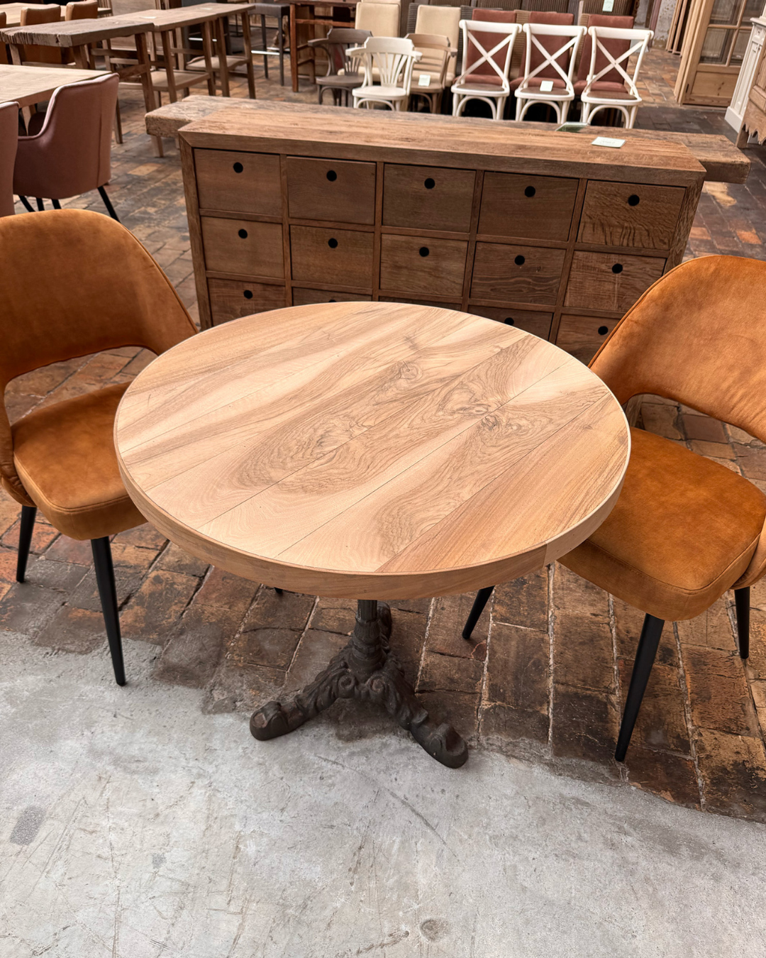 Table en noyer (dia: 80 cm)