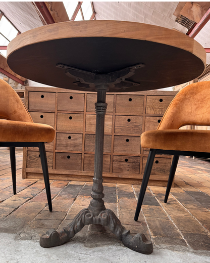 Table en noyer (dia: 80 cm)