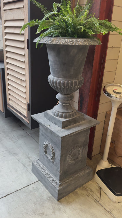 Pot décoratif - grand pied (44 x 44 x 63 cm)