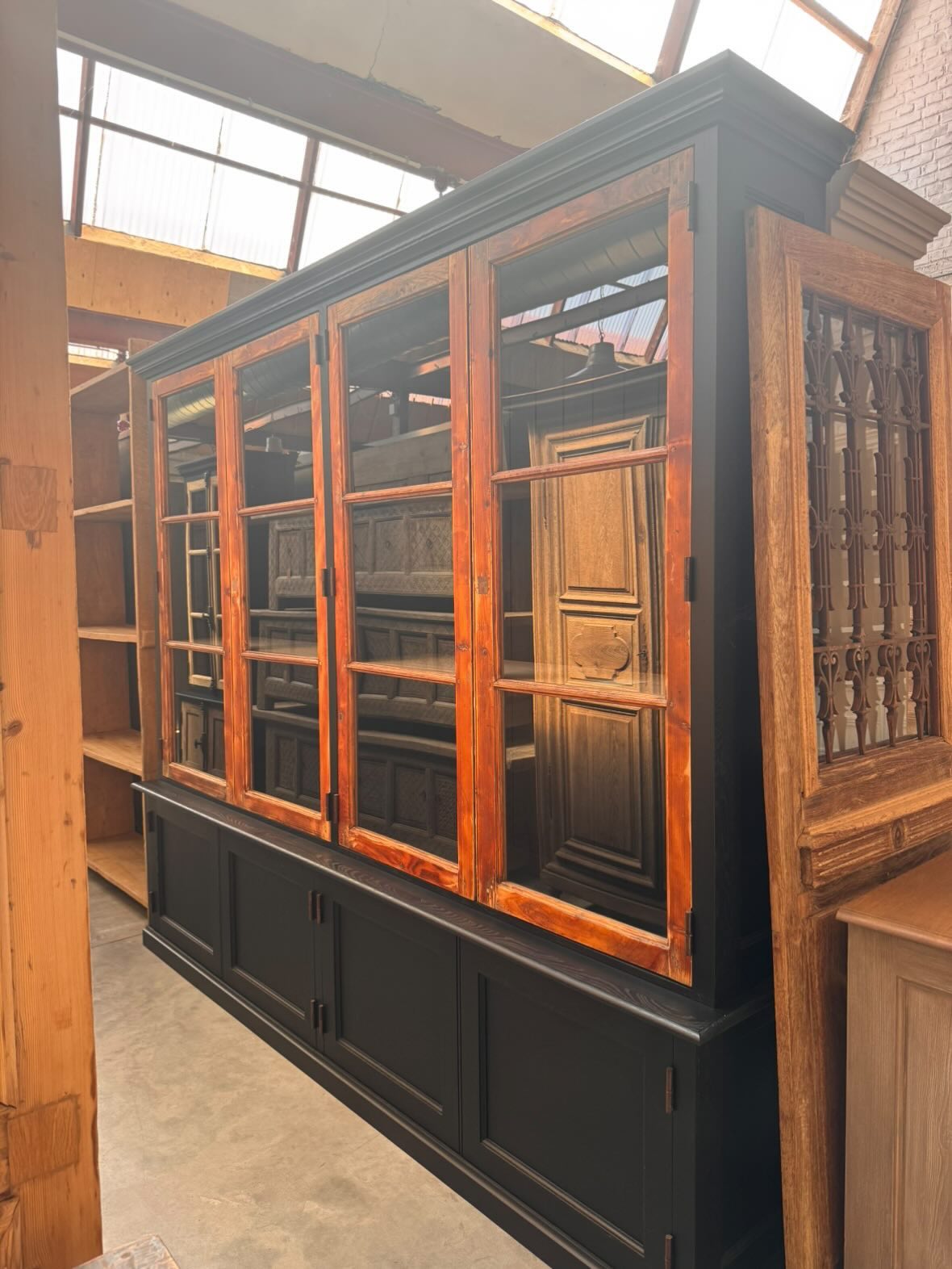Display cabinet (50 x 277 x 242 cm)